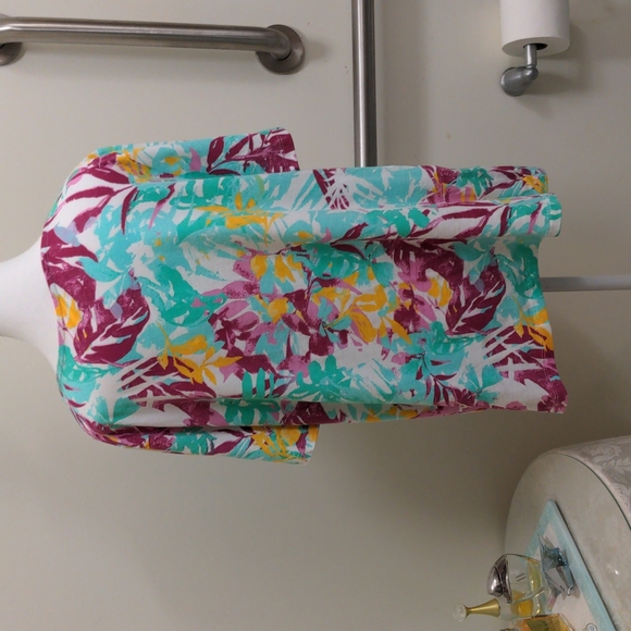 Coral Bay NWOT XL tropical tee, cotton/spandex, key hole detail, short sleeves - Picture 3 of 4